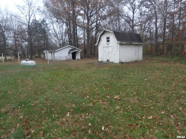 view of yard with a shed