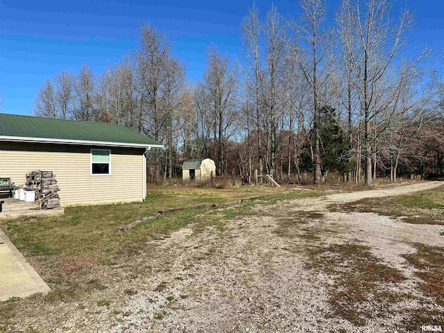 view of yard featuring an outdoor structure