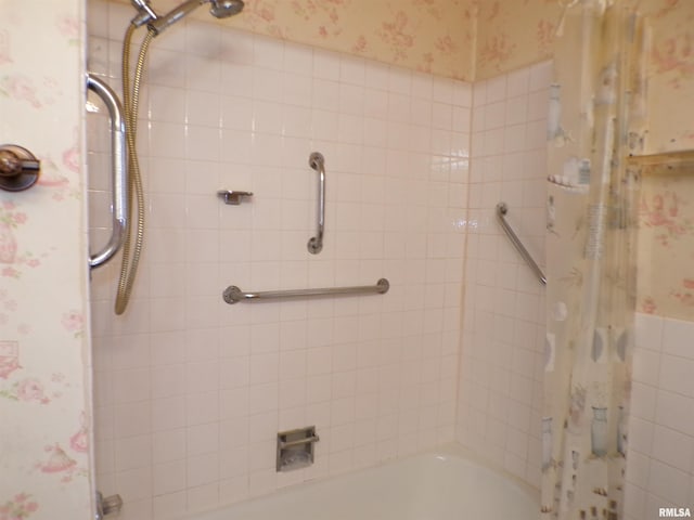 bathroom featuring shower / tub combo