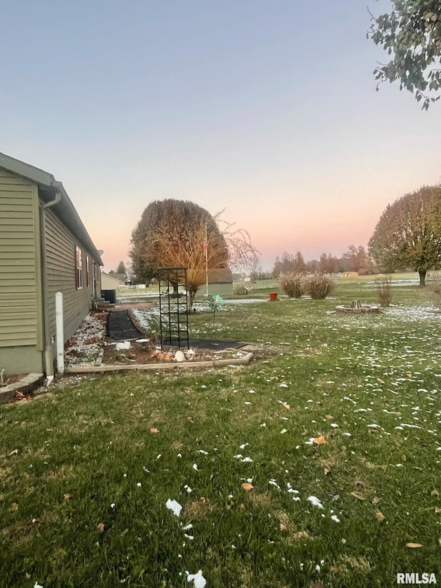 view of yard at dusk