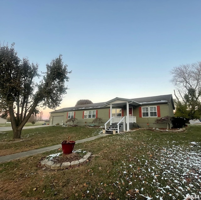 single story home featuring a lawn