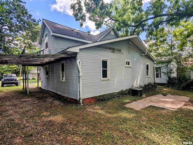 207 E Oak St, Carbondale, IL 62901 - rear view of house featuring a carport