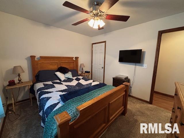 carpeted bedroom featuring ceiling fan