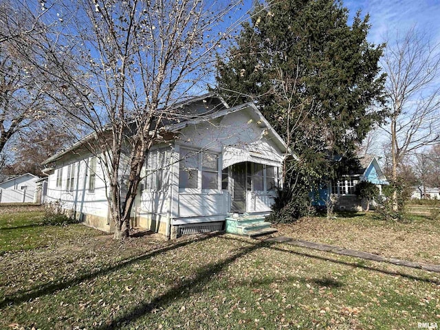 view of front facade with a front yard