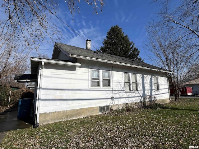 view of side of property featuring a yard