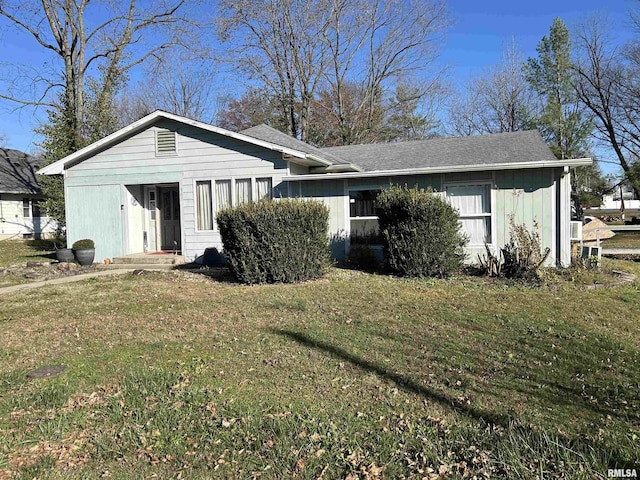 view of front of home featuring a front yard