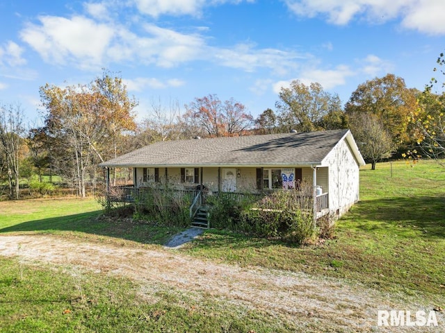 view of front of property featuring a front yard and a porch