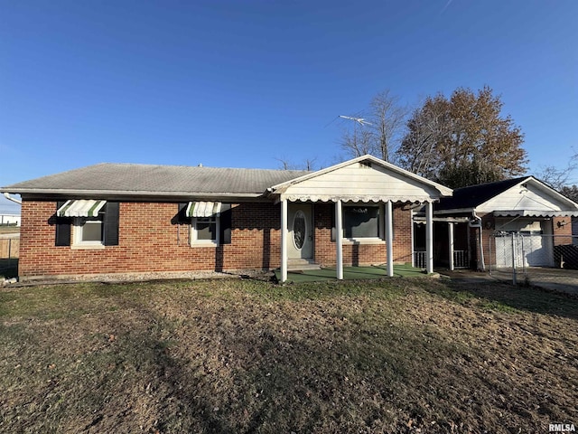 view of front of home featuring a front lawn