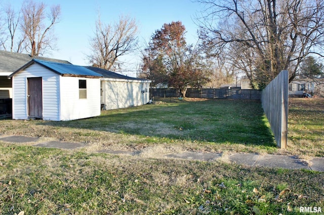 view of yard with an outdoor structure