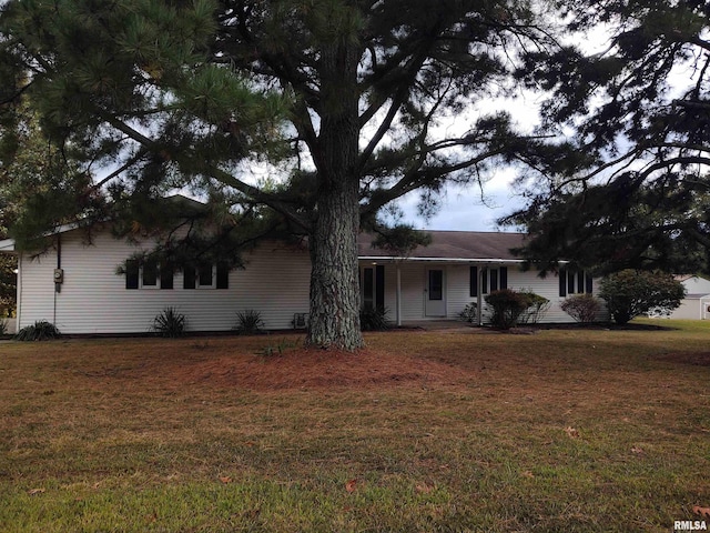 single story home featuring a front lawn