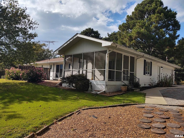 view of front of home featuring a front yard