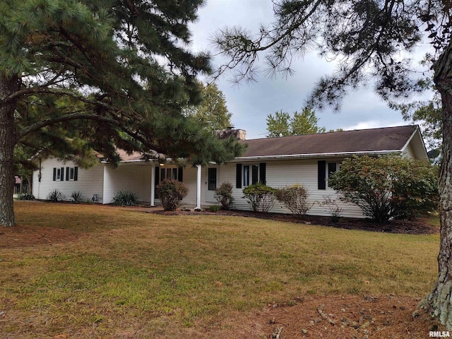 view of front of house featuring a front lawn