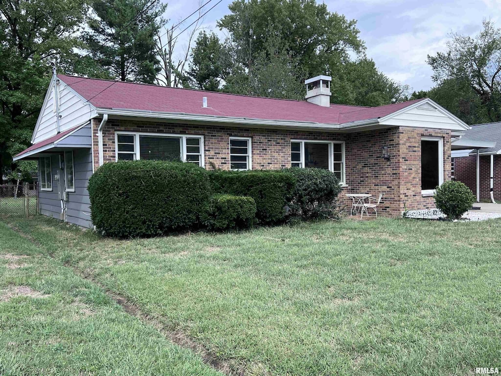 ranch-style house with a front yard