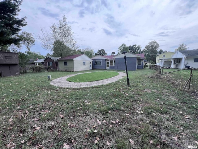 view of yard with an outbuilding