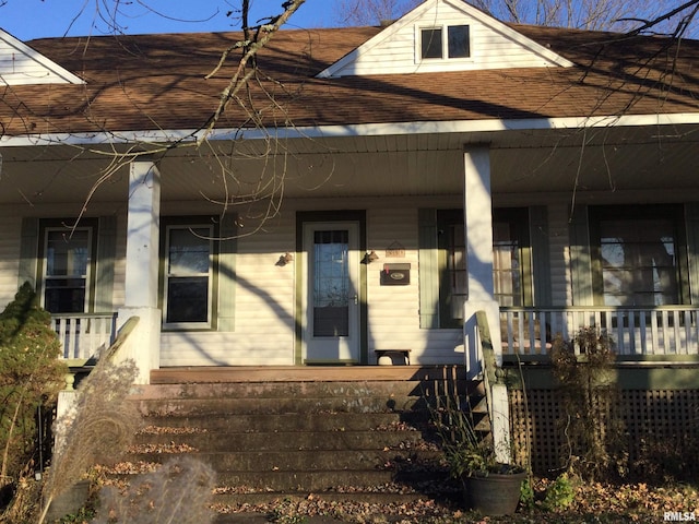 entrance to property featuring a porch