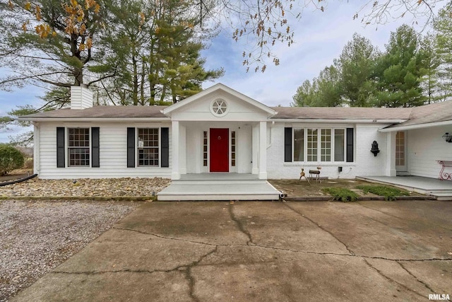 single story home with covered porch