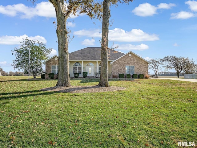 ranch-style home featuring a front lawn