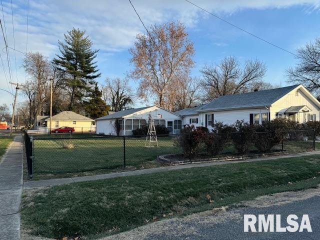 view of front of property with a front yard