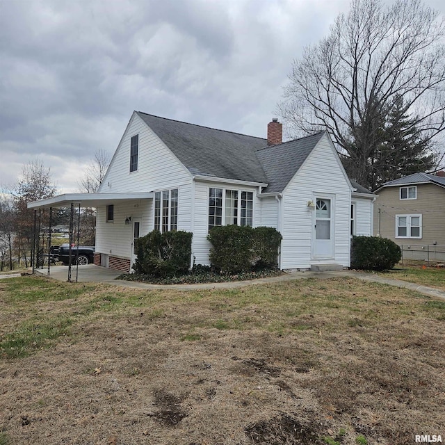 view of front of home featuring a front yard and a carport