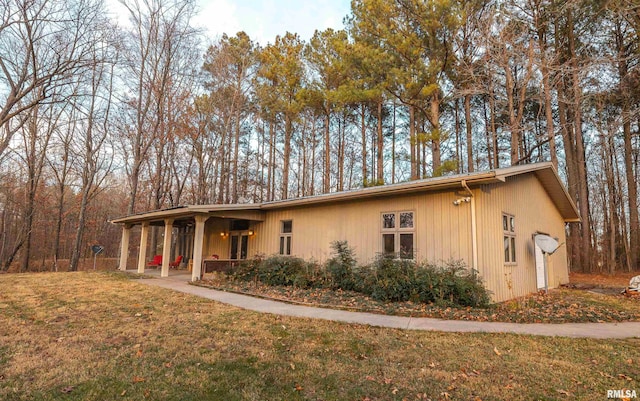 view of front facade with covered porch and a front yard