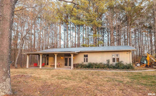 view of front facade featuring a front yard