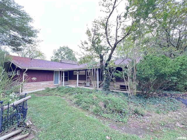 exterior space featuring a front yard