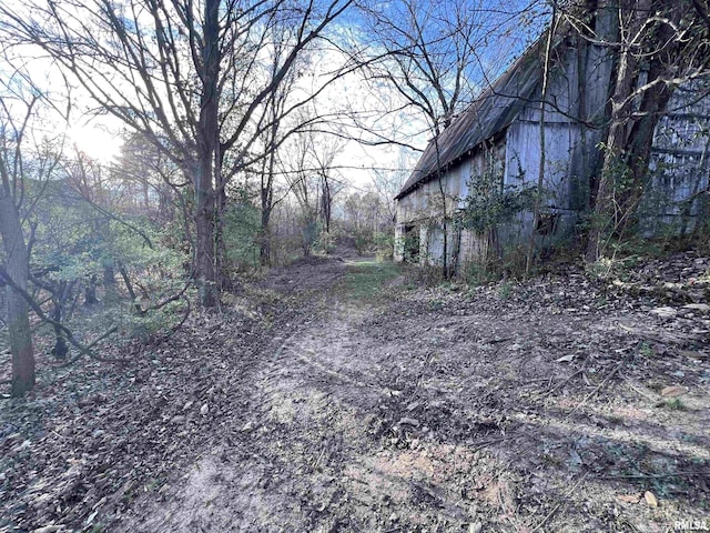 view of yard with an outbuilding