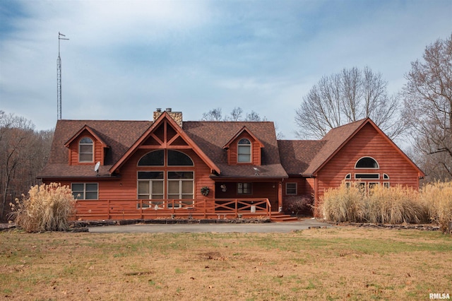 view of front of property with a front yard