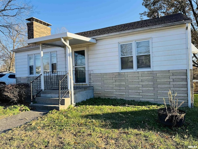 view of front of property featuring a front lawn