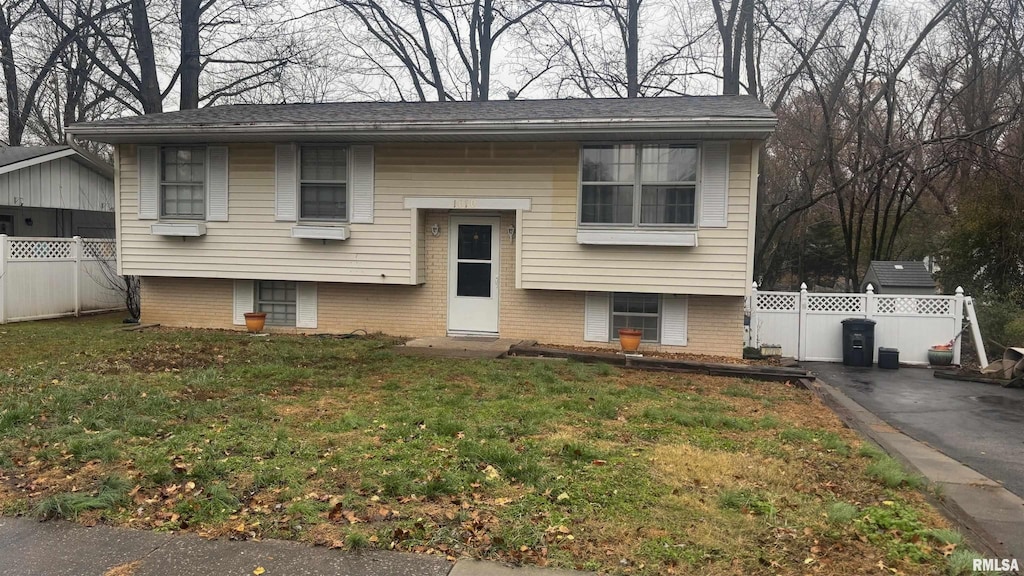 split foyer home featuring a front lawn