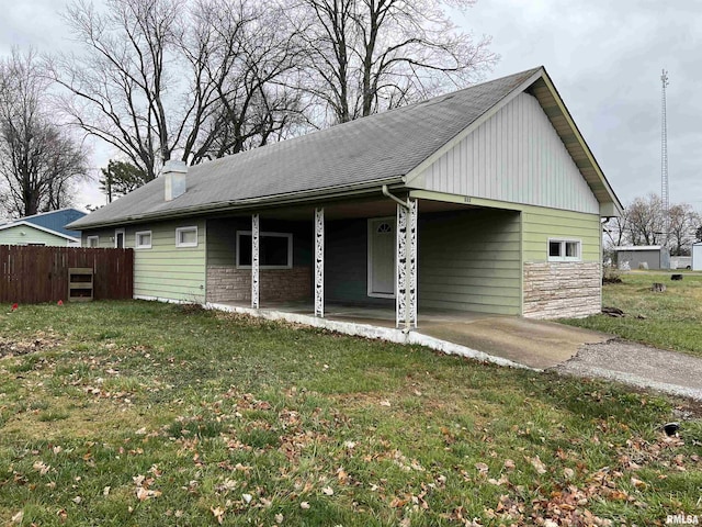 view of front of property featuring a front lawn and a porch