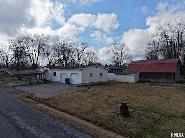 view of front of home featuring a carport, an outdoor structure, and a front yard