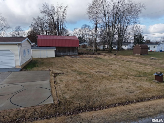 view of yard featuring an outbuilding