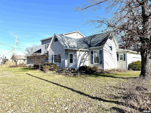 view of front of property featuring a front lawn