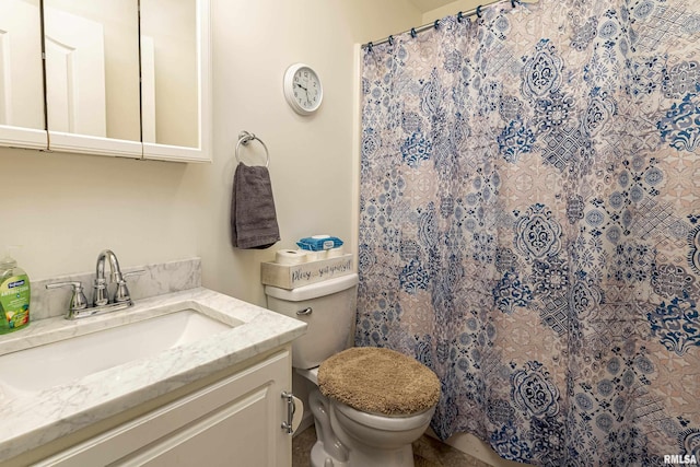 bathroom featuring a shower with curtain, vanity, and toilet