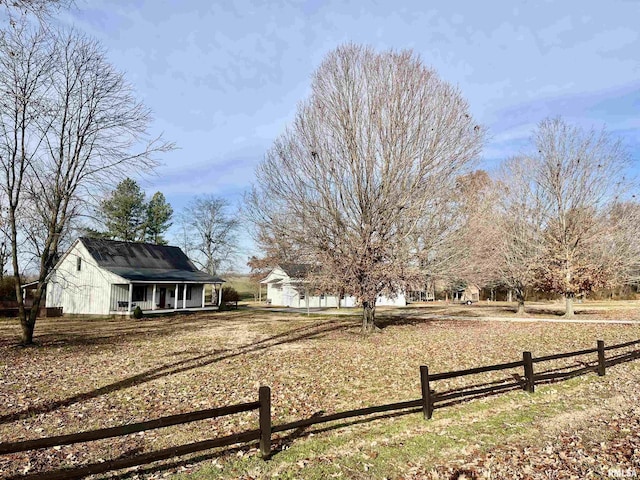 view of yard featuring an outdoor structure