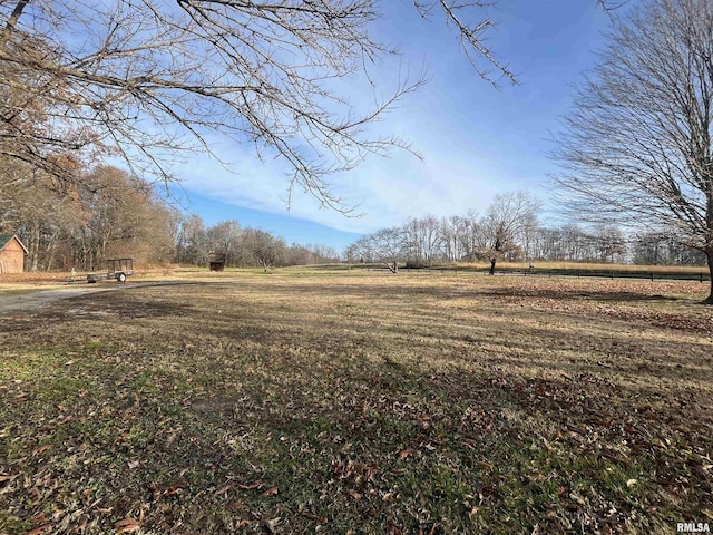 view of yard featuring a rural view