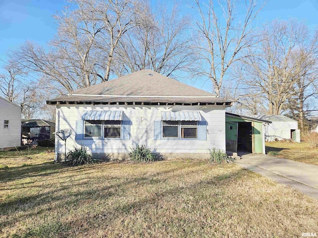 view of front of house featuring a front yard