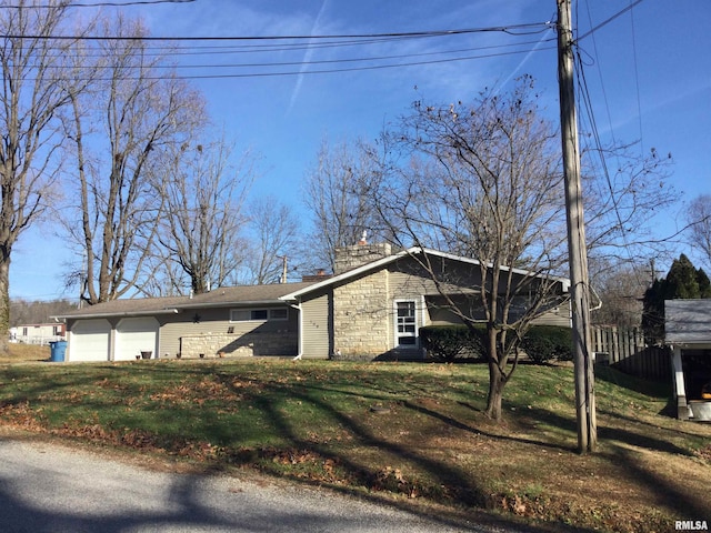 view of front of house featuring a front yard and a garage