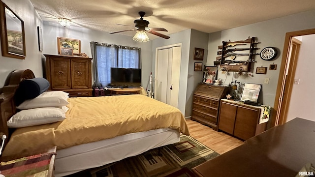 1807 E Saint Louis St, West Frankfort, IL 62896 - bedroom with light wood-style flooring, a closet, a ceiling fan, and a textured ceiling