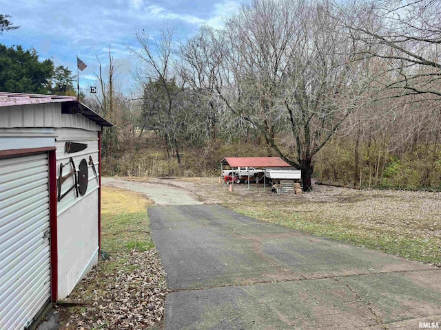 1807 E Saint Louis St, West Frankfort, IL 62896 - view of asphalt driveway