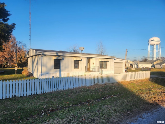 view of front of house featuring a front yard and a garage