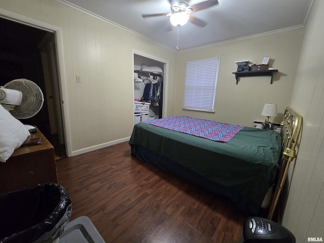 bedroom featuring ceiling fan, dark hardwood / wood-style flooring, crown molding, and a closet