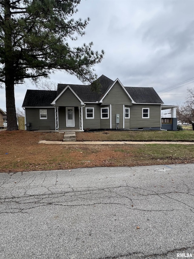 view of front facade featuring a front yard