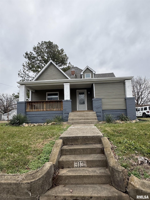 view of front of property with a porch and a front lawn