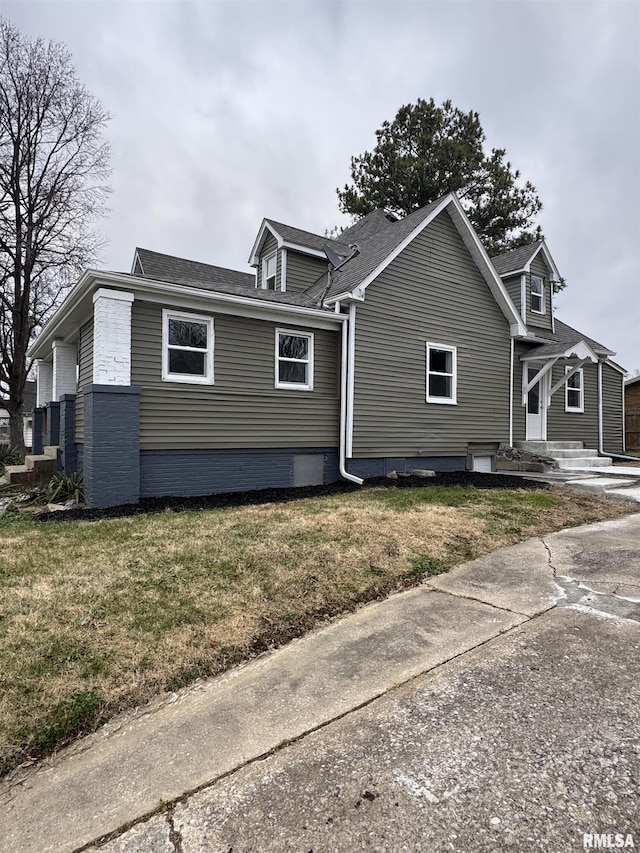 view of front of home with a front yard