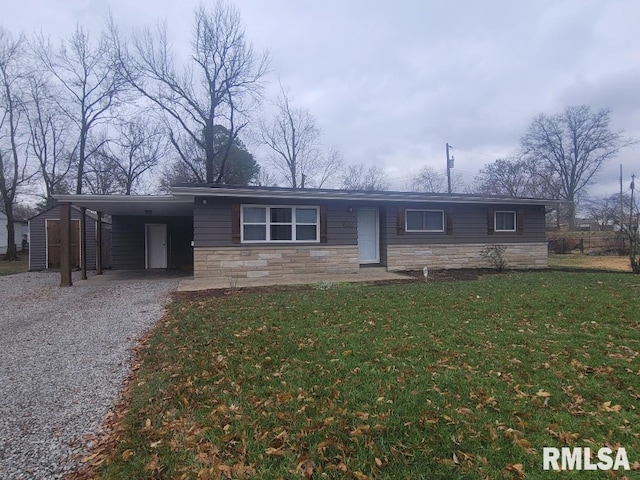 view of front facade featuring a front yard and a carport