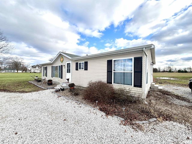 ranch-style home featuring a front lawn and entry steps