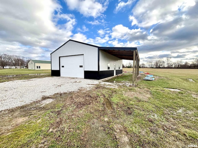 view of outdoor structure with an outbuilding