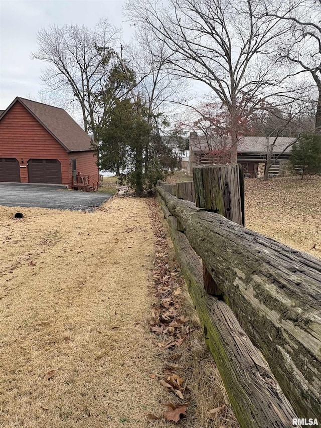 view of yard featuring a garage and an outdoor structure